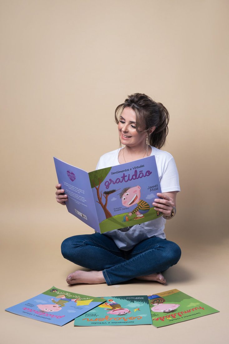 Fernanda lendo um livro infantil